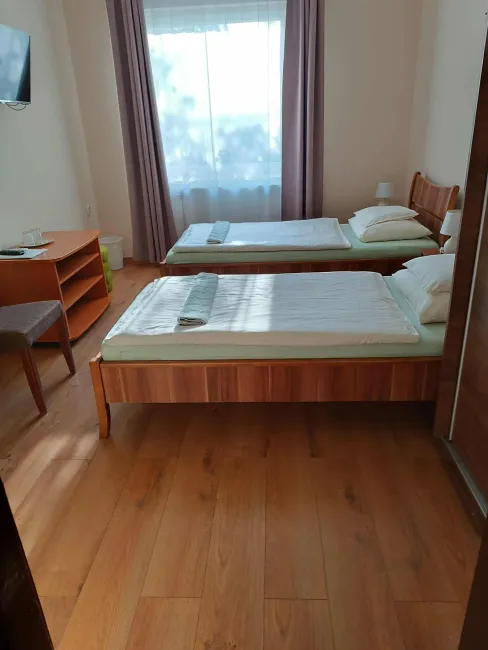Földszinti, külön ágyas, 1. számú szoba