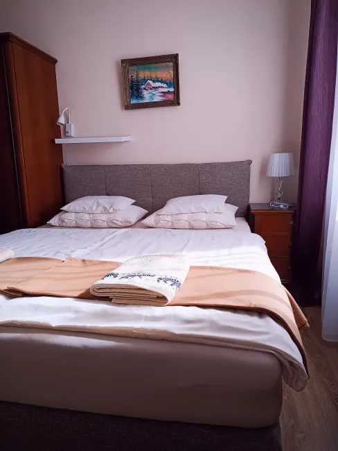 Első emeleti, kis, franciaágyas, 4. számú szoba