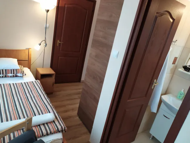 Első emeleti, egyágyas, 7. számú szoba